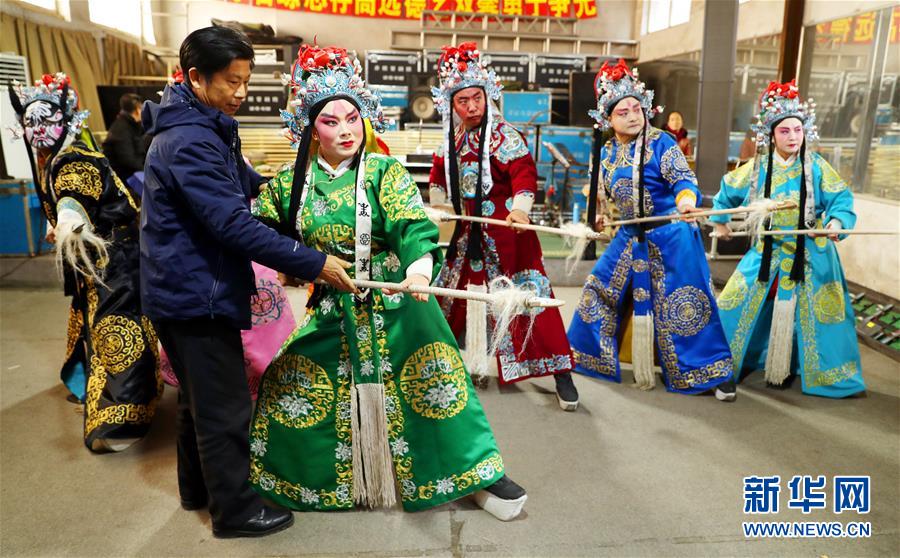 b 体育下载-金价狂飙丨黄金一个月价差近百元
，店员直呼“今天不买�、还要亏大了”