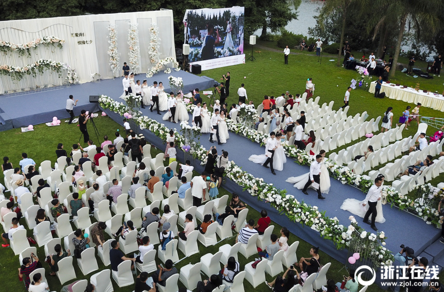 pg电子娱乐十大平台-挑战150斤巨型金枪鱼�，极限6人轮番拉线
，切生鱼片鲜味生猛