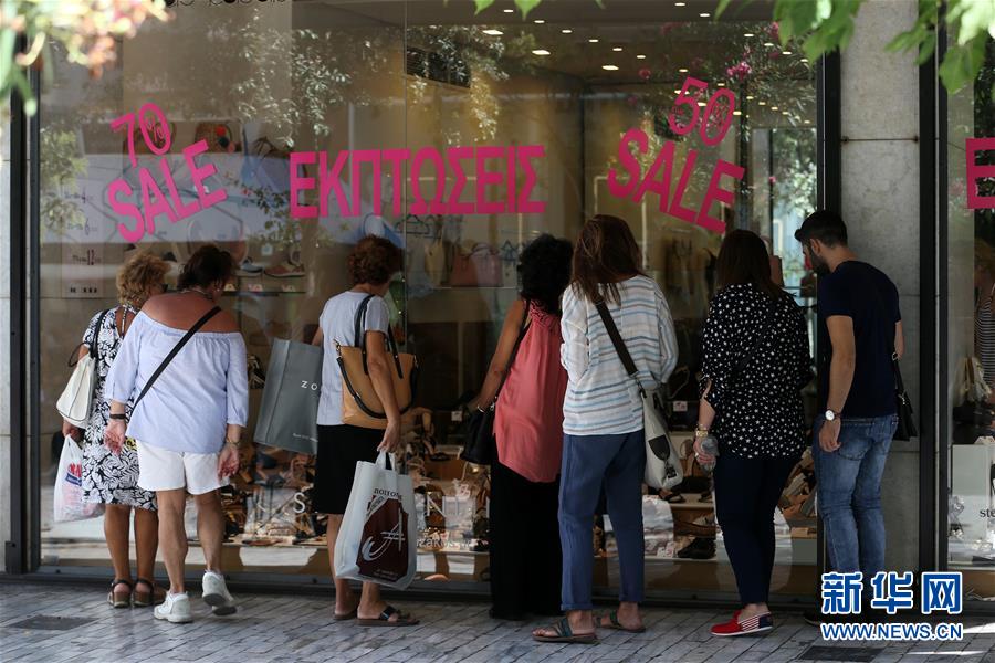 金狮贵宾登录中心-重庆一女子在奶茶店脱光上衣