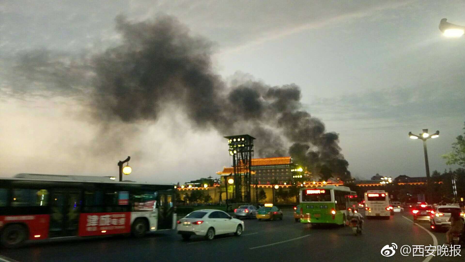 星空app网站-女子因蒜苗被轧怒砸奔驰车�，河南警方：双方就财产损失达成谅解